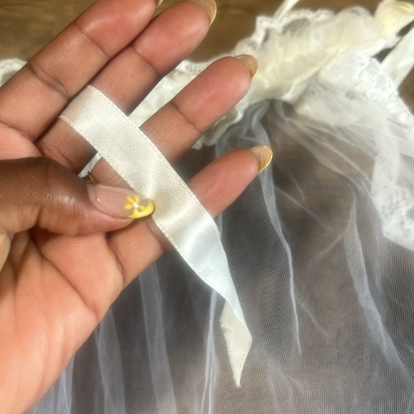 Veil Double Tiered Vintage Wedding Veil with Lace - Picture 4 of 4